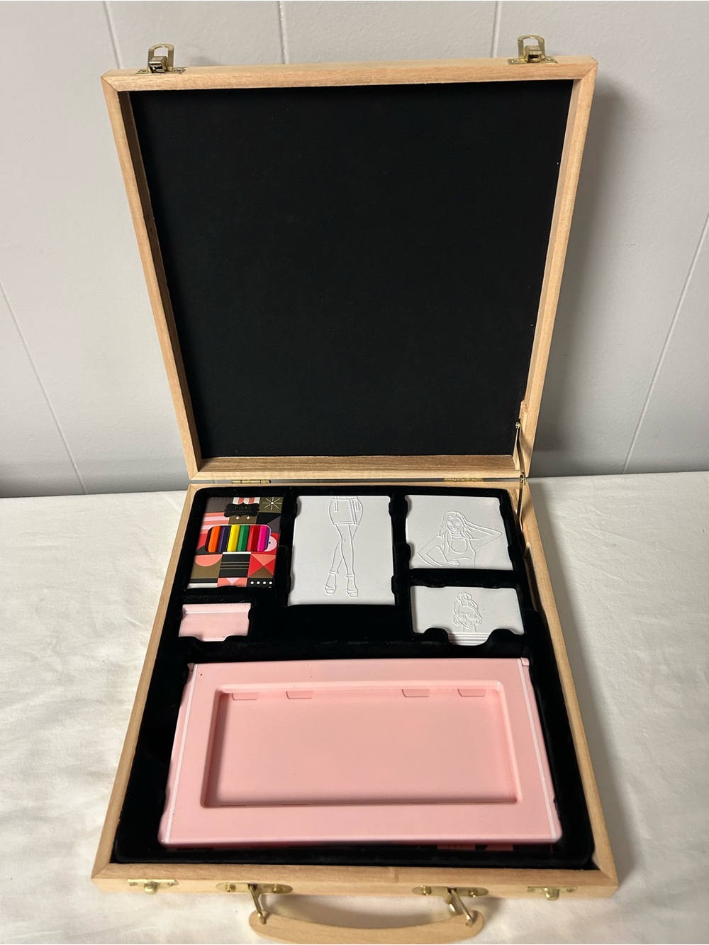 FAO schwarz doll set Art Palette Set in Pink and Black